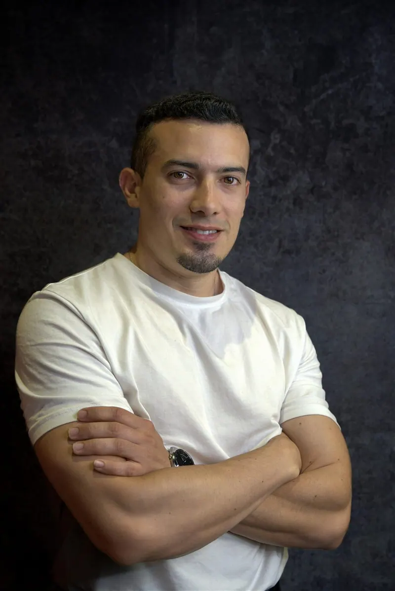 Eduardo Rincón smiling with arms crossed — brand photography session in Orlando